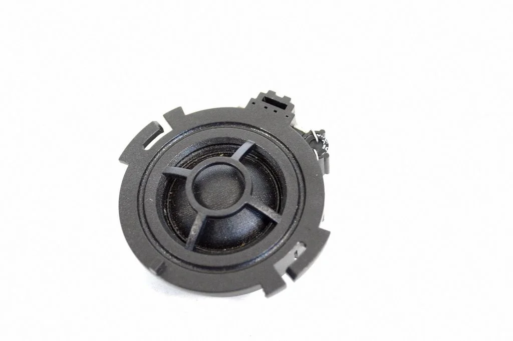 Skaļrunis (-ņi) aizmugurējās durvīs 8R0035399C