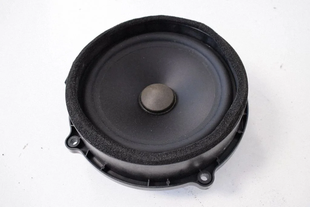 Skaļrunis (-ņi) aizmugurējās durvīs 8H2218808EA
