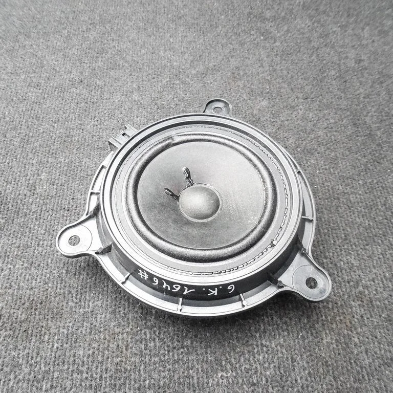 Skaļrunis (-ņi) aizmugurējās durvīs 3510370020