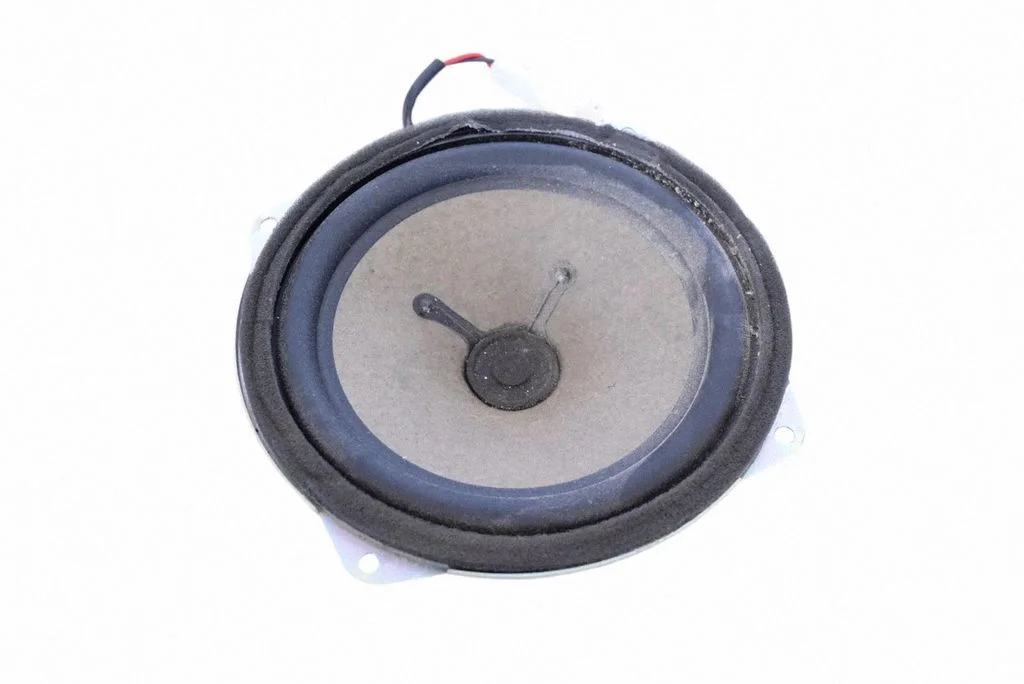 Skaļrunis (-ņi) aizmugurējās durvīs 963604H050