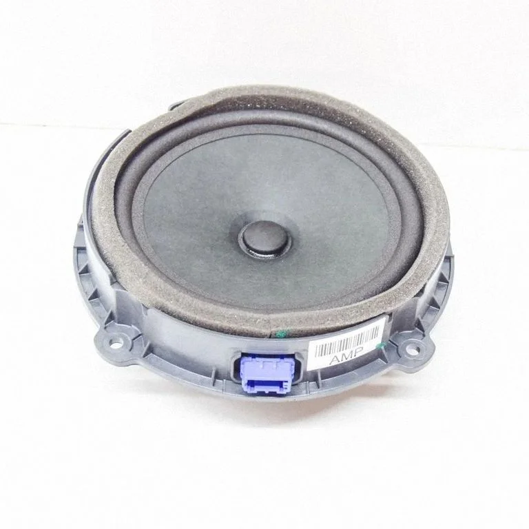 Skaļrunis (-ņi) aizmugurējās durvīs 28217D0072