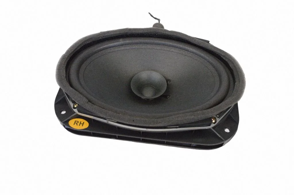 Skaļrunis (-ņi) aizmugurējās durvīs 8930221023
