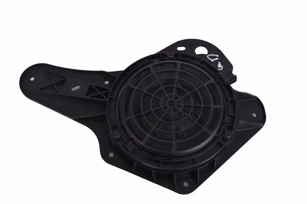 Skaļrunis (-ņi) aizmugurējās durvīs 9813827080