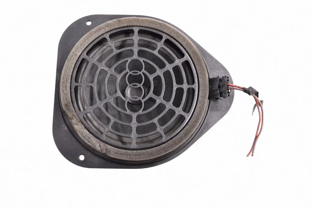 Skaļrunis (-ņi) aizmugurējās durvīs 8T0035411A