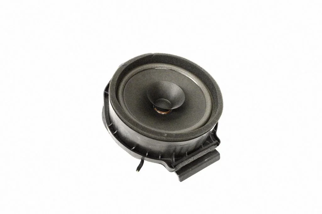 Skaļrunis (-ņi) aizmugurējās durvīs 23428792