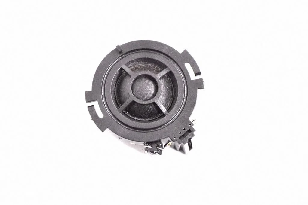 Skaļrunis (-ņi) aizmugurējās durvīs 8R0035399C
