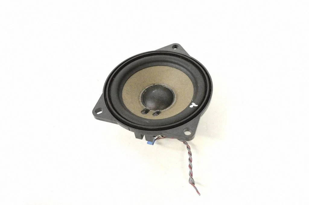 Skaļrunis (-ņi) aizmugurējās durvīs 9354084