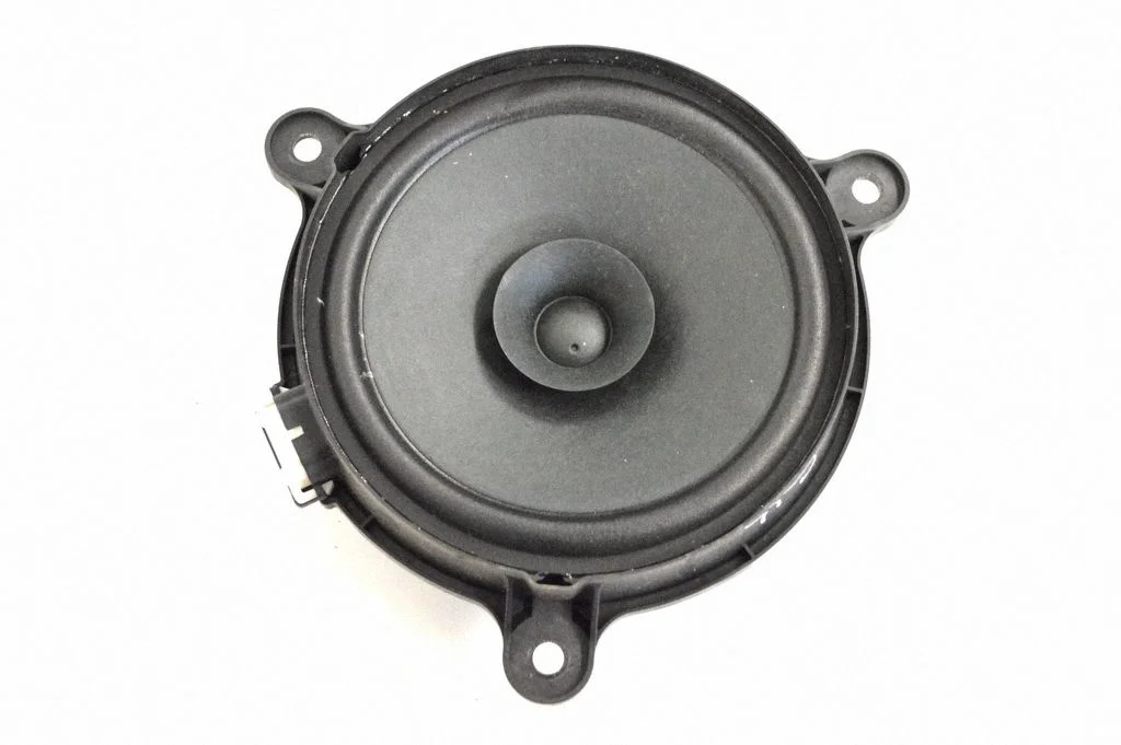 Skaļrunis (-ņi) aizmugurējās durvīs KE7066960