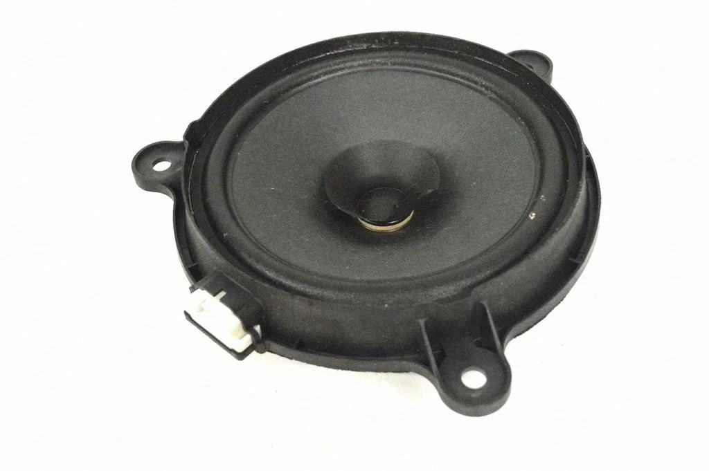 Skaļrunis (-ņi) aizmugurējās durvīs KE7066960