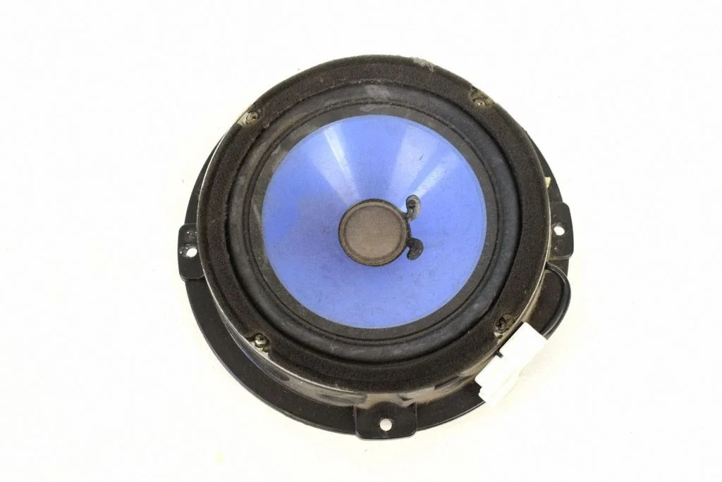 Skaļrunis (-ņi) aizmugurējās durvīs 963002B110