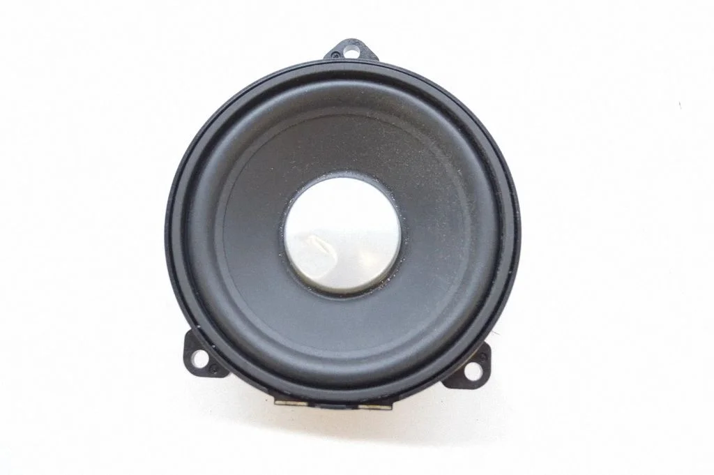 Skaļrunis (-ņi) aizmugurējās durvīs BH2218808