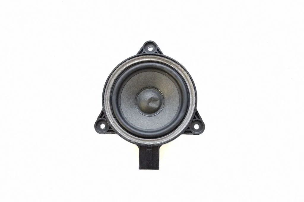 Skaļrunis (-ņi) aizmugurējās durvīs 8V7035416