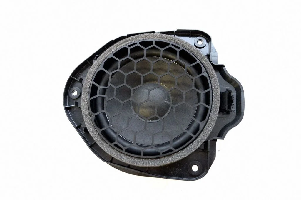 Skaļrunis (-ņi) aizmugurējās durvīs 8V7035411A