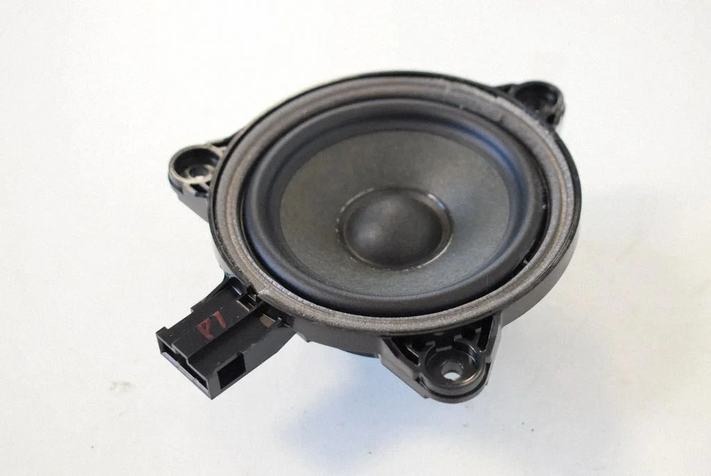 Skaļrunis (-ņi) aizmugurējās durvīs – Audi A3 S3 8V (2013-2019)