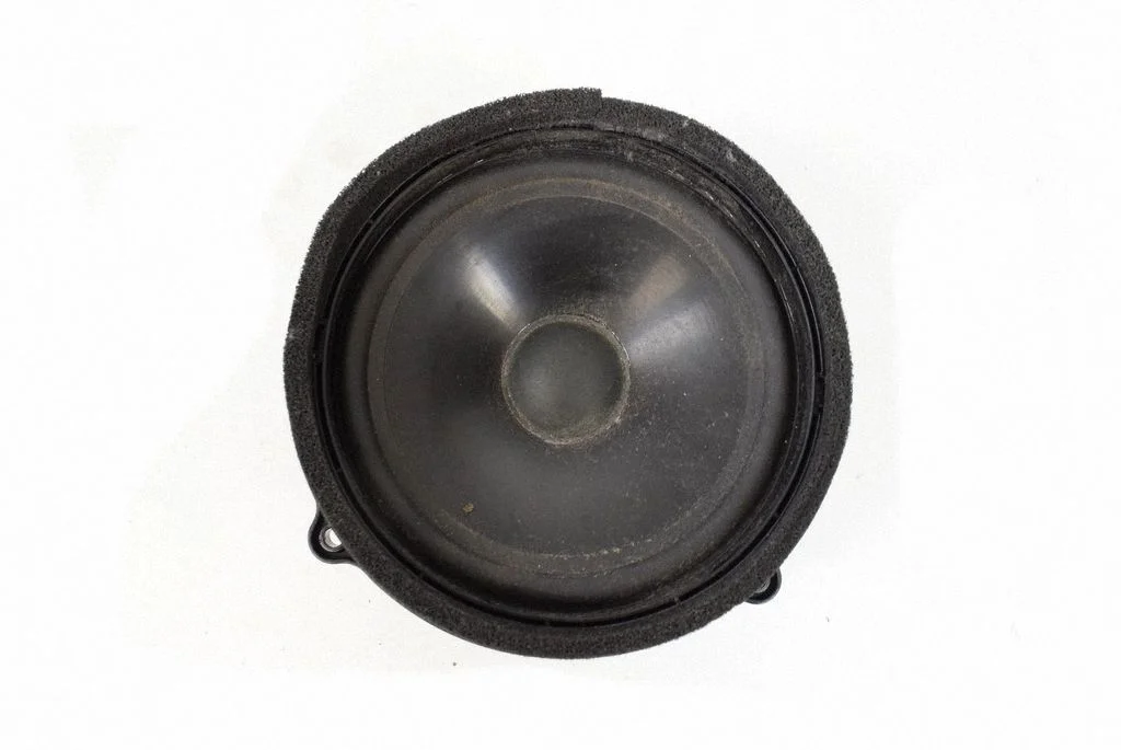 Skaļrunis (-ņi) aizmugurējās durvīs 5H2270451LB