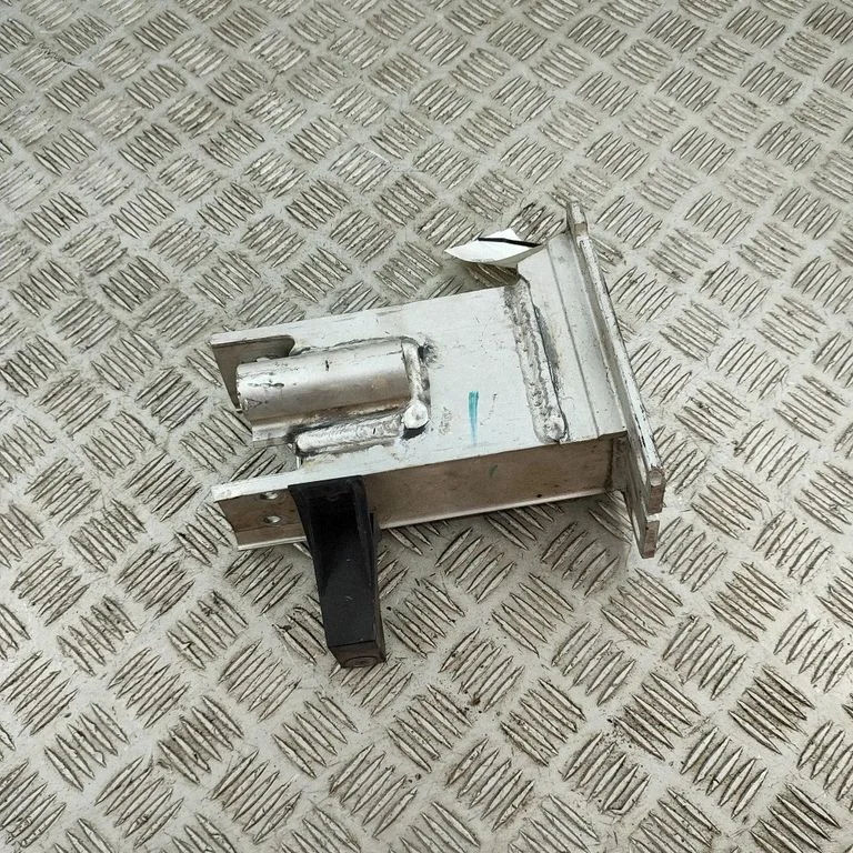 Priekšējā bampera trieciena slāpētājs 8R0807134B