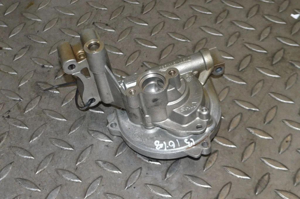 Oil pump 03F115105D
