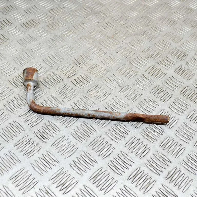 Riteņu skrūvju atslēga