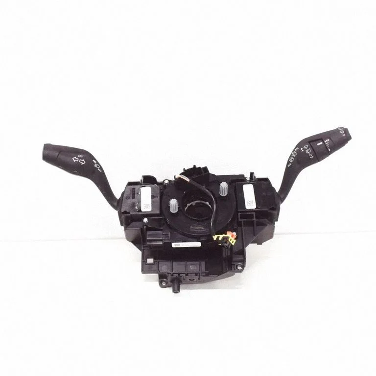 Pagriezienu/gaismu svira – Ford Focus (2010-2017)