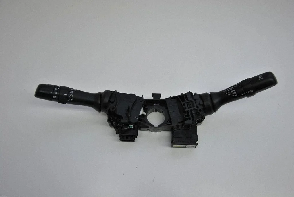 Pagriezienu/gaismu svira – Lexus IS 220D-250-350 (2006-2013)