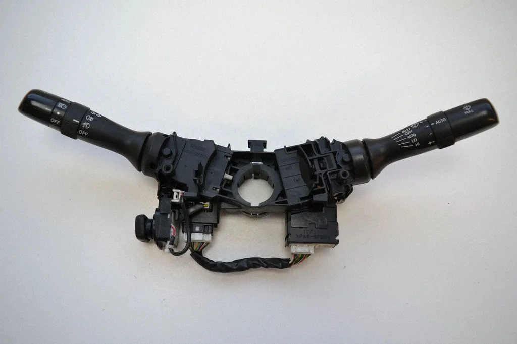 Pagriezienu/gaismu svira – Lexus IS 220D-250-350 (2006-2013)