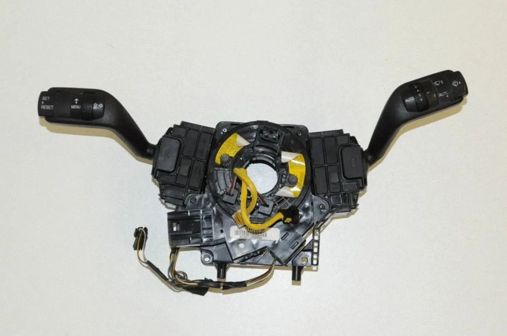 Pagriezienu/gaismu svira – Ford Focus C-MAX (2003-2010)