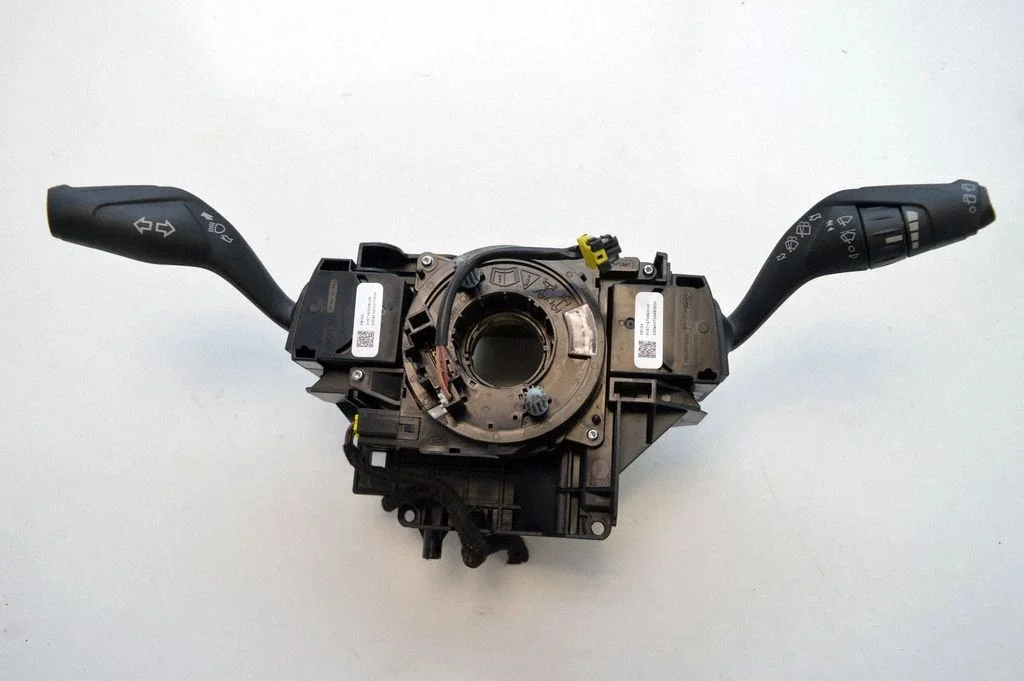 Pagriezienu/gaismu svira – Ford Focus (2010-2017)