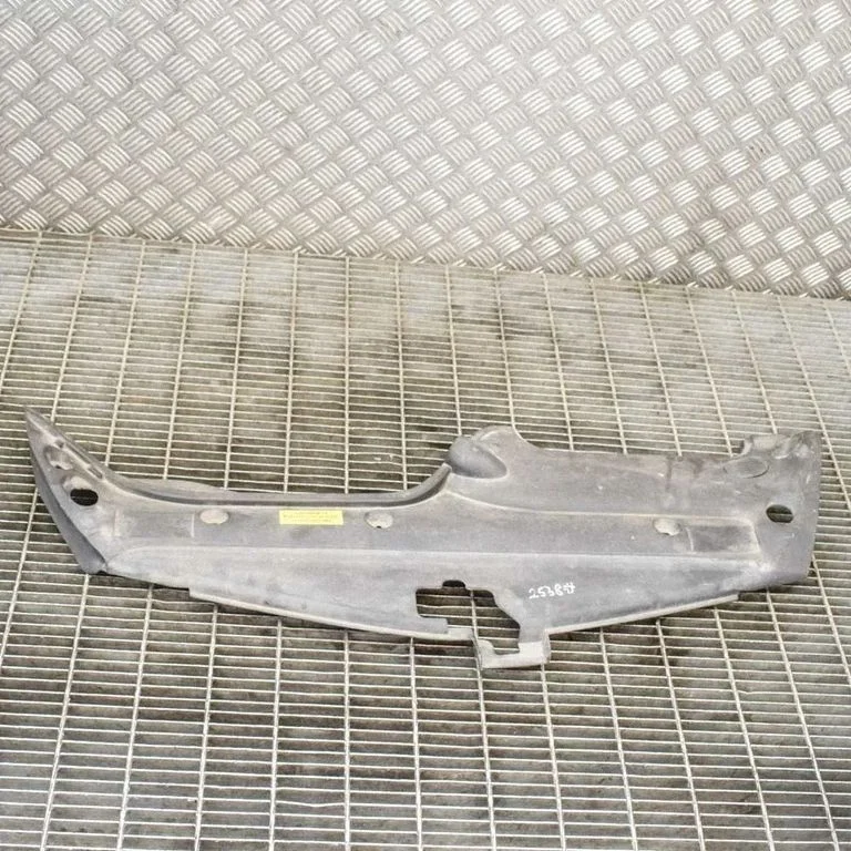 Radiator trim – Toyota Prius (XW20) (2003-2009)