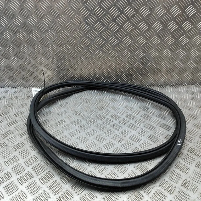 Aizmugurējo durvju blīvgumija 9Y0833721