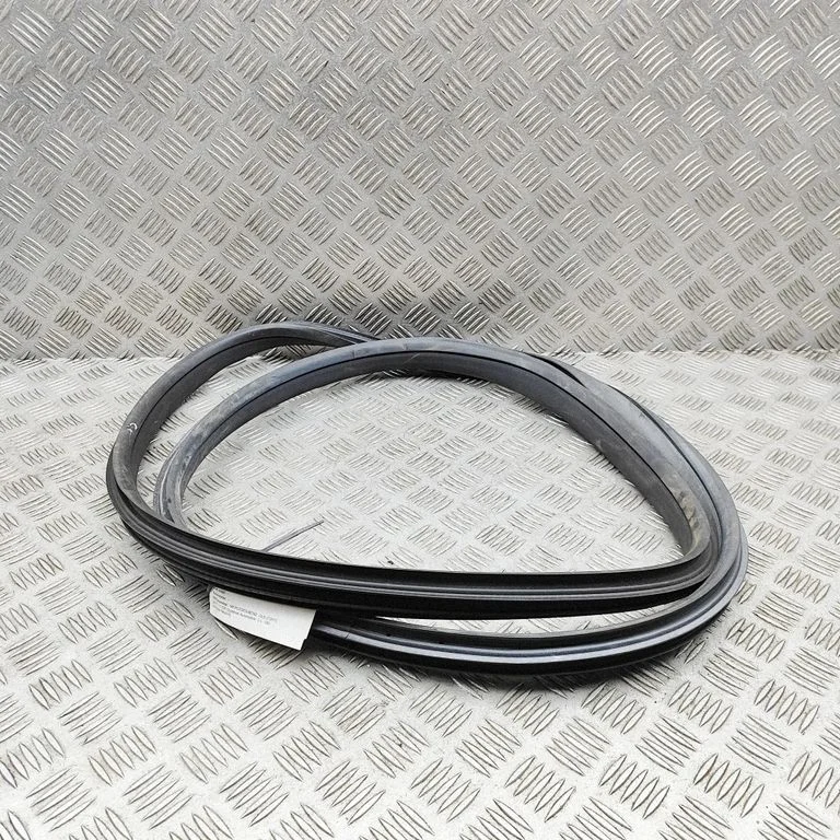 Aizmugurējo durvju blīvgumija A2576922300