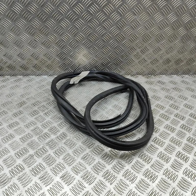 Rubber seal rear door – Lexus NX (2021-)