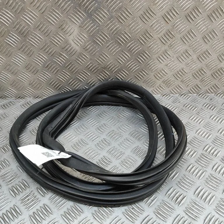 Rubber seal rear door 83110KL000