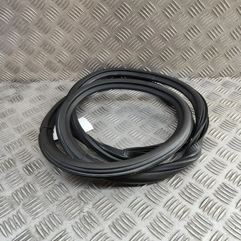 Rubber seal rear door 8V5833721