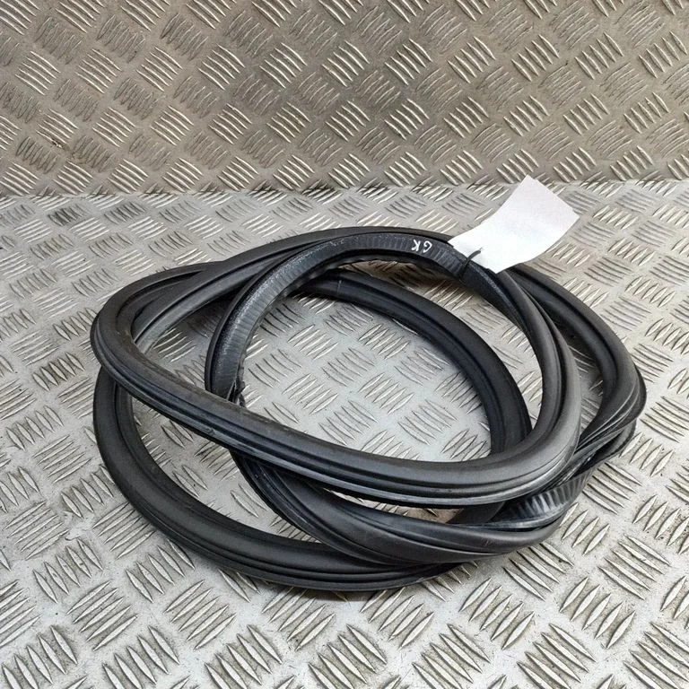 Rubber seal rear door 8V5833721