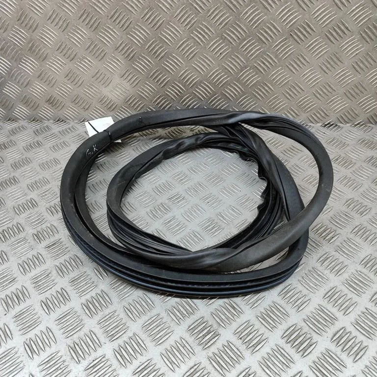 Uszczelka drzwi tylnych FK72253A10A