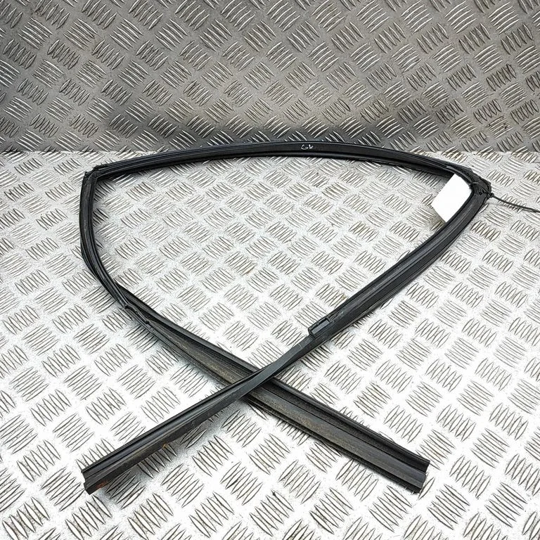 Rubber seal rear door 6815250020 – Lexus LS UCF30 (2001-2007)
