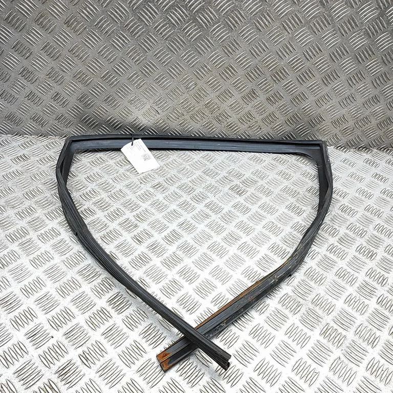 Rubber seal rear door 6814250020 – Lexus LS UCF30 (2001-2007)
