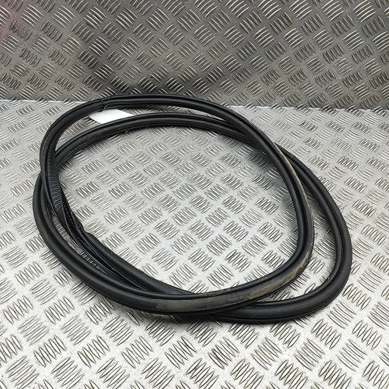 Aizmugurējo durvju blīvgumija – Volvo V60 (2018-)