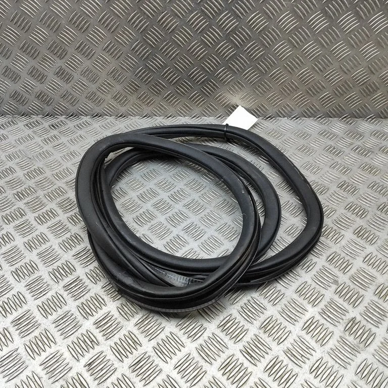 Aizmugurējo durvju blīvgumija 5LG867368B