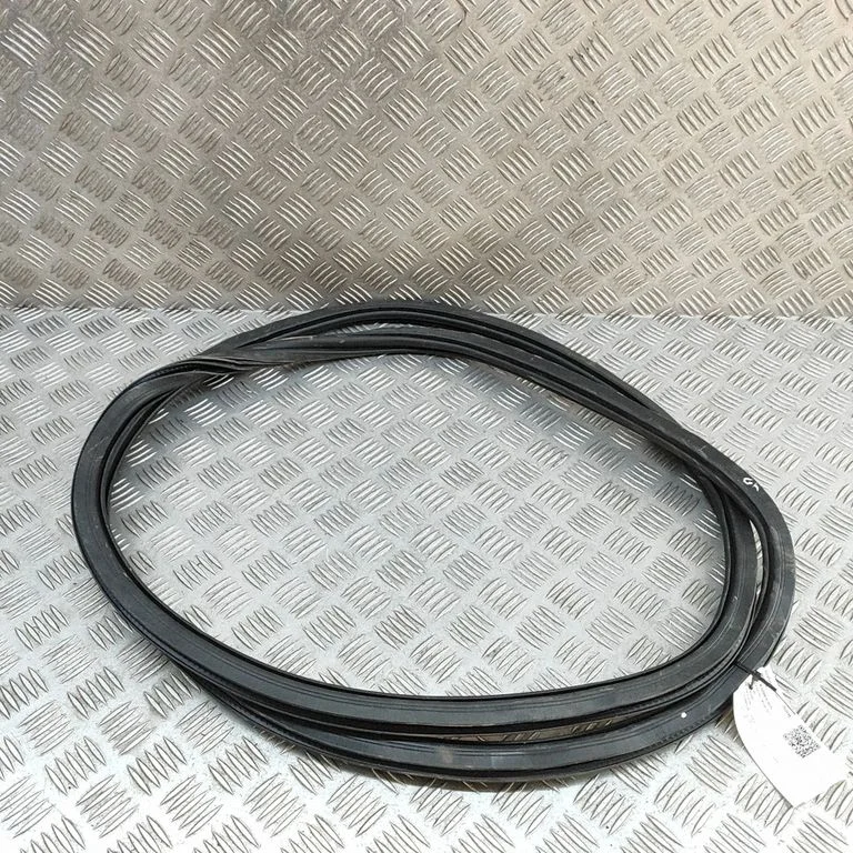 Aizmugurējo durvju blīvgumija 4M0833721C