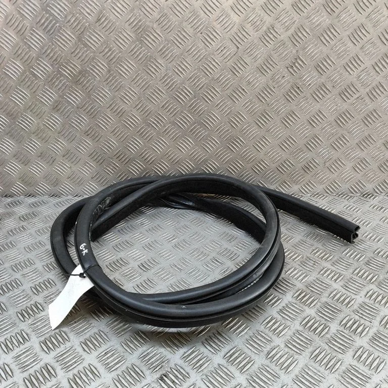 Aizmugurējo durvju blīvgumija HK83253A11A