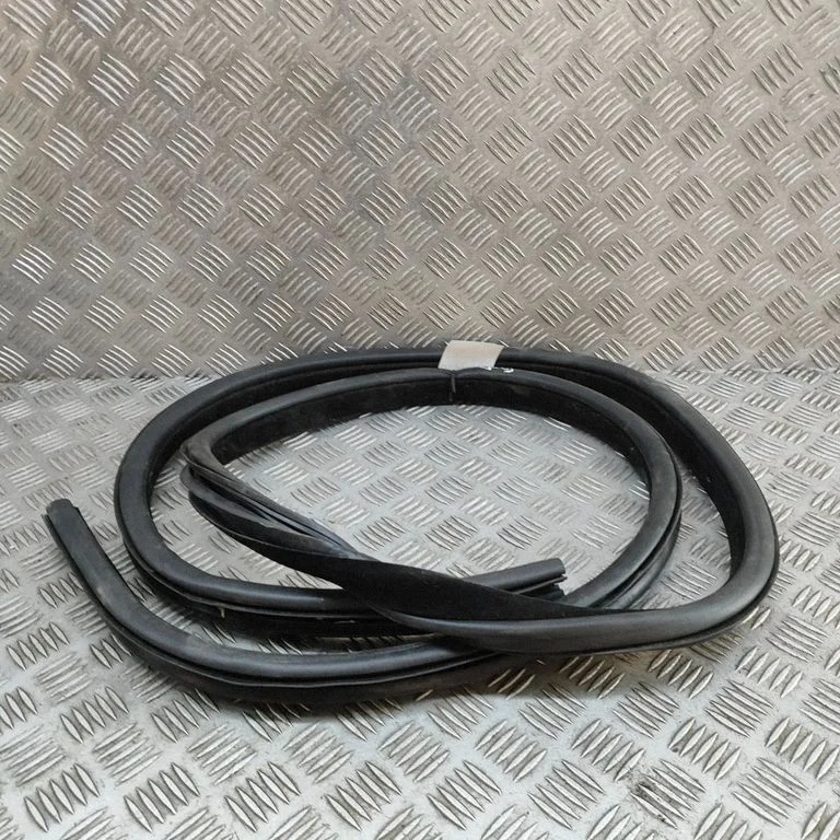 Aizmugurējo durvju blīvgumija HK83253A10A
