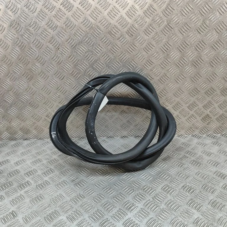 Aizmugurējo durvju blīvgumija 9833317680