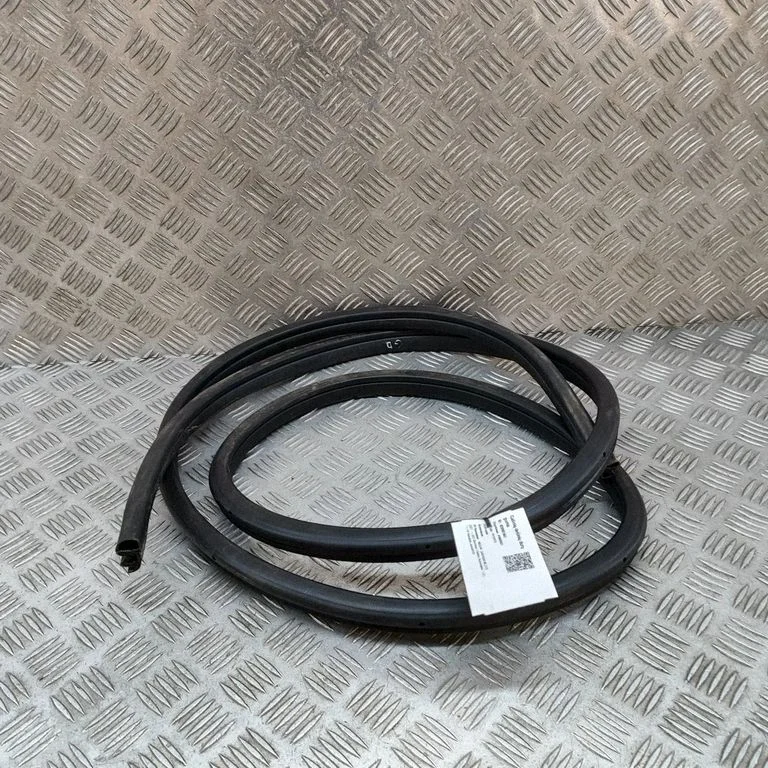 Aizmugurējo durvju blīvgumija 828306UA3A