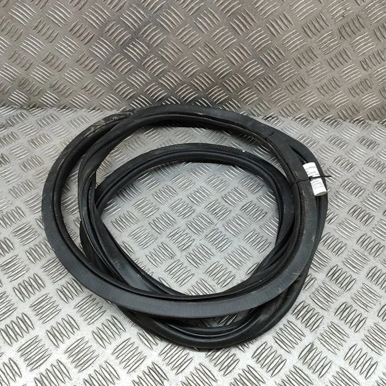 Rubber seal rear door 7428696