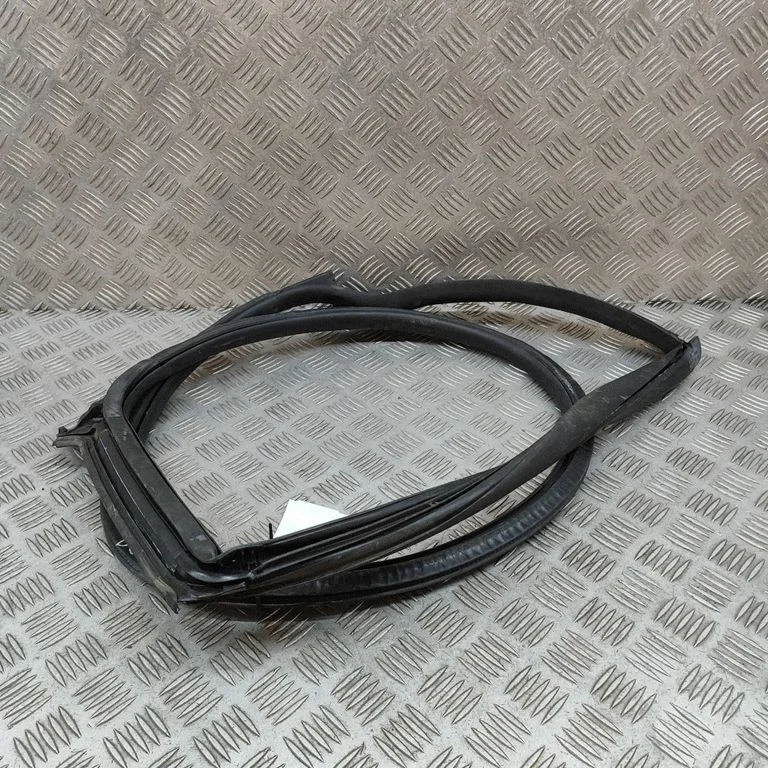 Aizmugurējo durvju blīvgumija 8W8833708