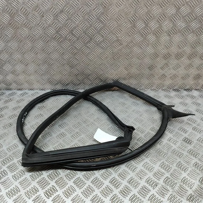 Rubber seal rear door 3G8868119