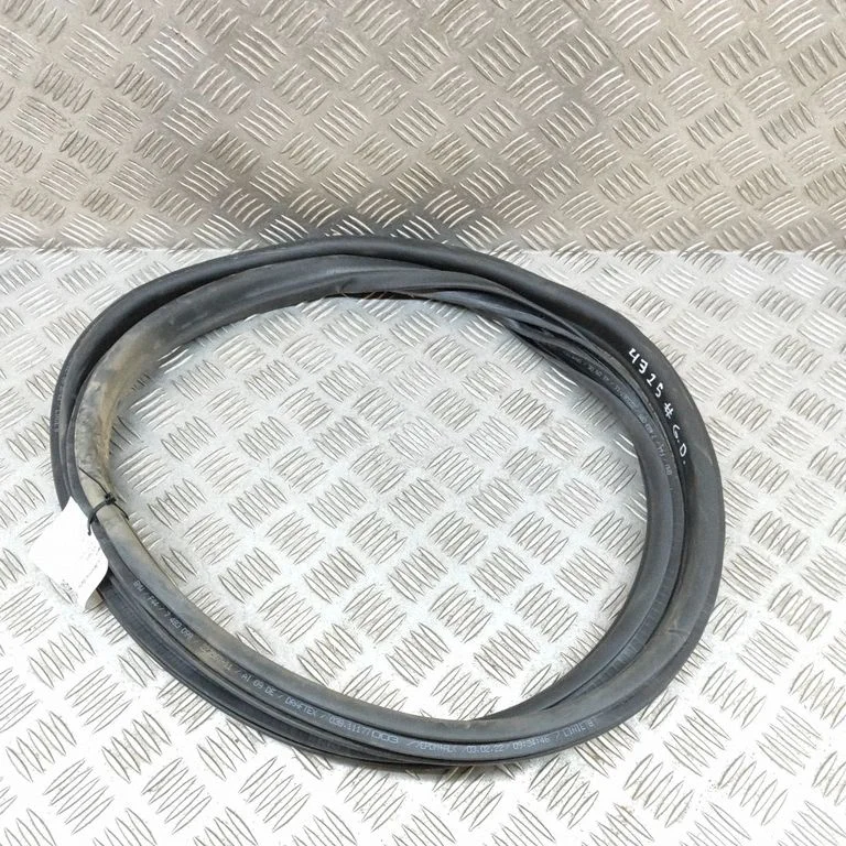 Rubber seal rear door 7483099