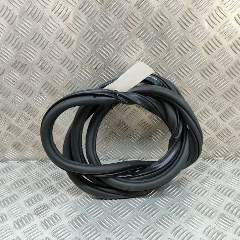 Rubber seal rear door 5H4867914