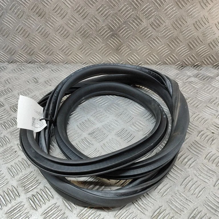 Aizmugurējo durvju blīvgumija 7483099